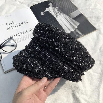 Modern női sapka napellenzővel, fehér fekete színben