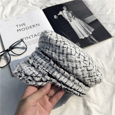 Modern női sapka napellenzővel, fehér fekete színben