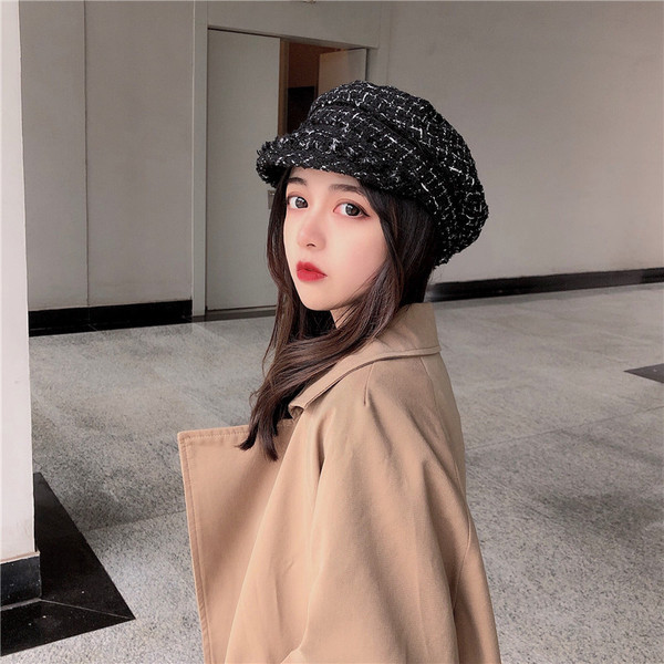 Modern női sapka napellenzővel, fehér fekete színben