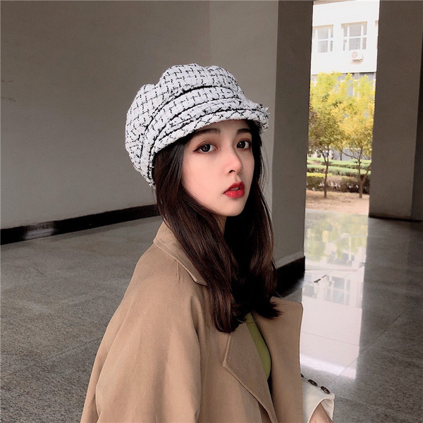 Modern női sapka napellenzővel, fehér fekete színben