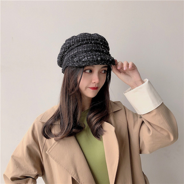 Modern női sapka napellenzővel, fehér fekete színben