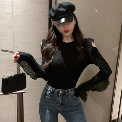 Modern női blúz ovális nyakkivágással és fürtökkel, fekete és piros színben