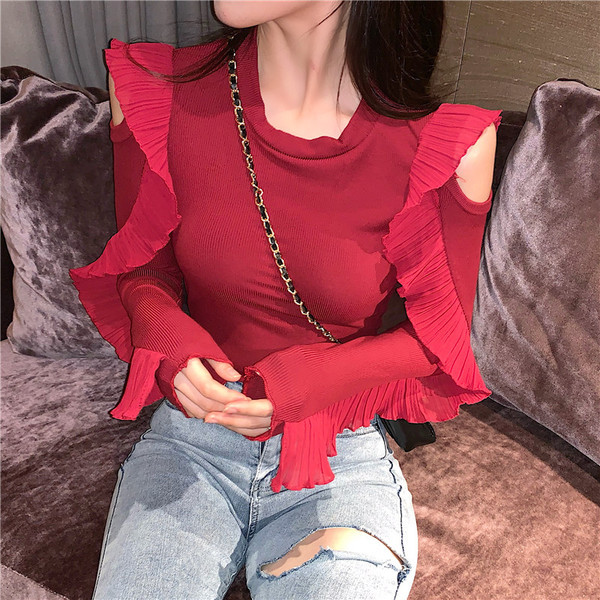 Modern női blúz ovális nyakkivágással és fürtökkel, fekete és piros színben