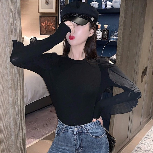 Modern női blúz ovális nyakkivágással és fürtökkel, fekete és piros színben