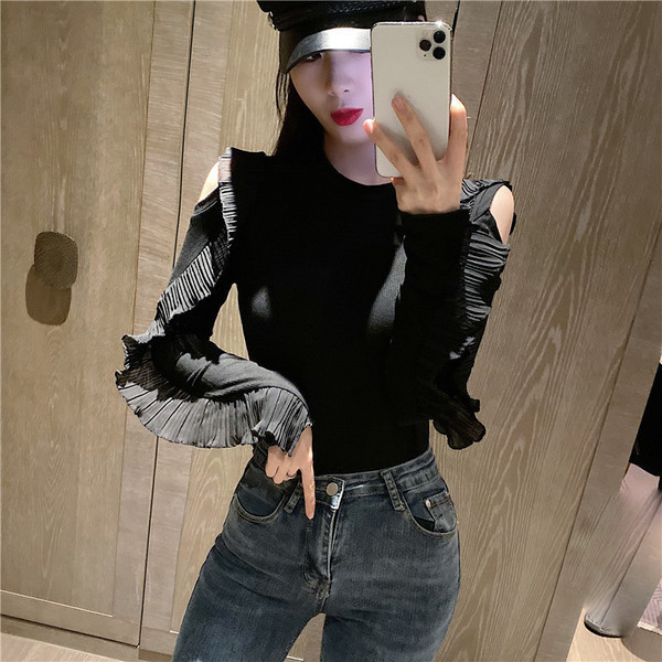 Modern női blúz ovális nyakkivágással és fürtökkel, fekete és piros színben