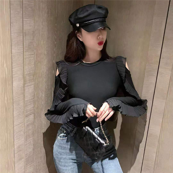 Modern női blúz ovális nyakkivágással és fürtökkel, fekete és piros színben