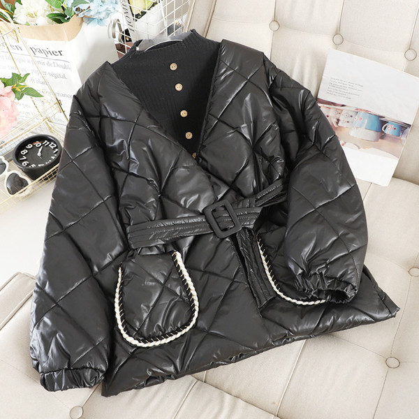 Modern női téli kabát fehér és fekete övvel