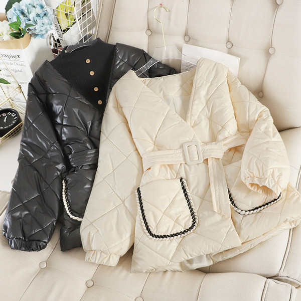 Modern női téli kabát fehér és fekete övvel