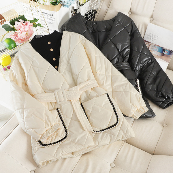 Modern női téli kabát fehér és fekete övvel