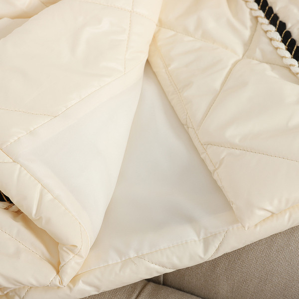 Modern női téli kabát fehér és fekete övvel