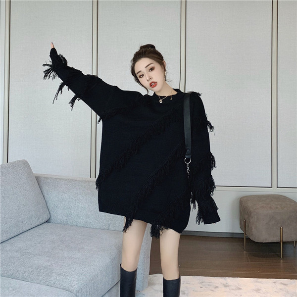 Modern női pulóver rojtokkal és ovális nyakkivágással, fehér és fekete színben