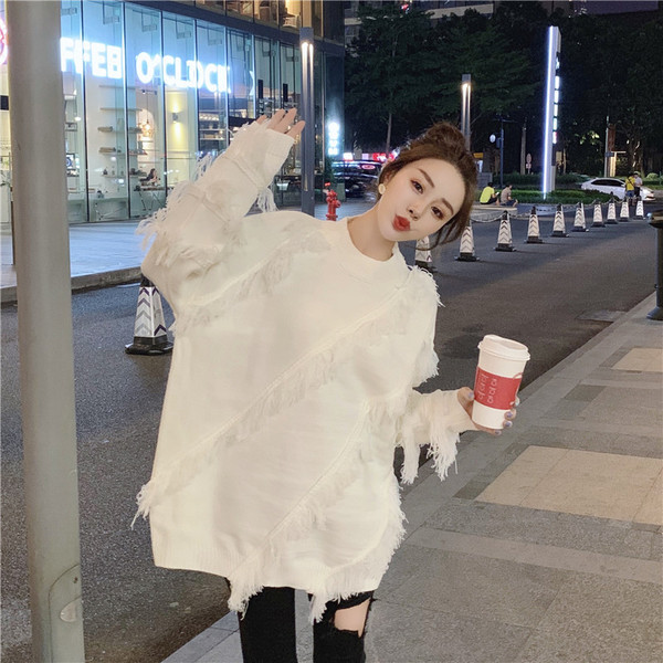 Modern női pulóver rojtokkal és ovális nyakkivágással, fehér és fekete színben