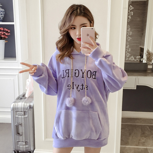 Modern női pulóver hímzéssel, lila és rózsaszín pehelyszínnel