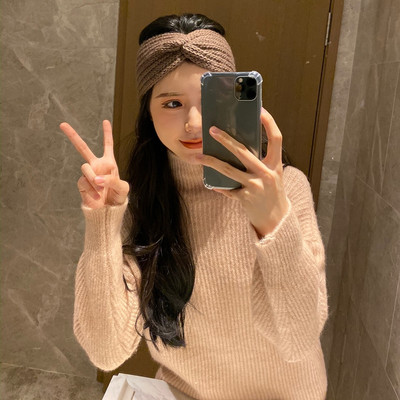 Μοντέρνο πουλόβερ με μεγάλο κολάρο και μακριά μανίκια σε γκρι και μπεζ χρώμα