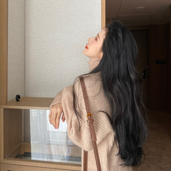 Μοντέρνο πουλόβερ με μεγάλο κολάρο και μακριά μανίκια σε γκρι και μπεζ χρώμα