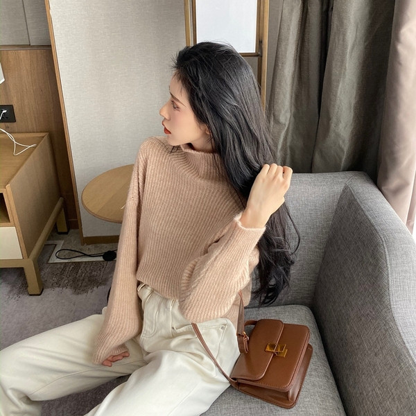 Μοντέρνο πουλόβερ με μεγάλο κολάρο και μακριά μανίκια σε γκρι και μπεζ χρώμα