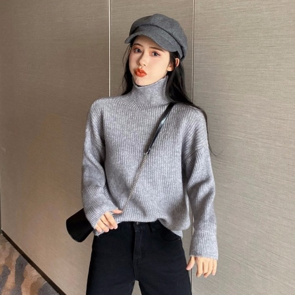 Μοντέρνο πουλόβερ με μεγάλο κολάρο και μακριά μανίκια σε γκρι και μπεζ χρώμα