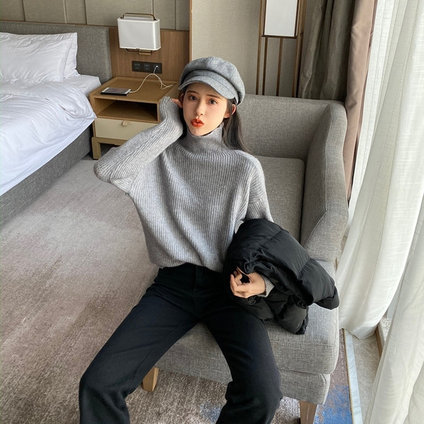 Μοντέρνο πουλόβερ με μεγάλο κολάρο και μακριά μανίκια σε γκρι και μπεζ χρώμα