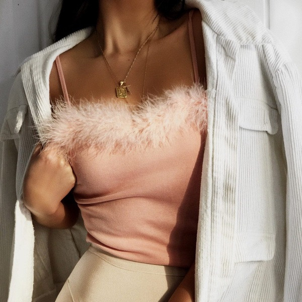 Stílusos, rövid női felső, vékony pántokkal, fehér és rózsaszín tollszínnel