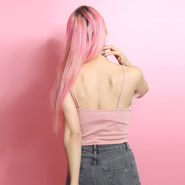 Stílusos, rövid női felső, vékony pántokkal, fehér és rózsaszín tollszínnel