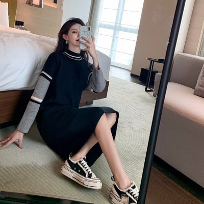 Μοντέρνο γυναικείο πλεκτό φόρεμα με ψηλό κολάρο και μακρύ μανίκι