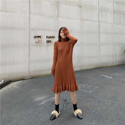 Hosszú szabású kötött ruha barna és fehér színben