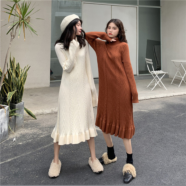 Hosszú szabású kötött ruha barna és fehér színben