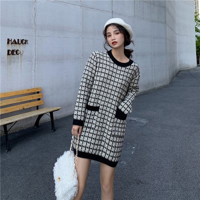 Rövid kockás ruha fehér és fekete zsebekkel