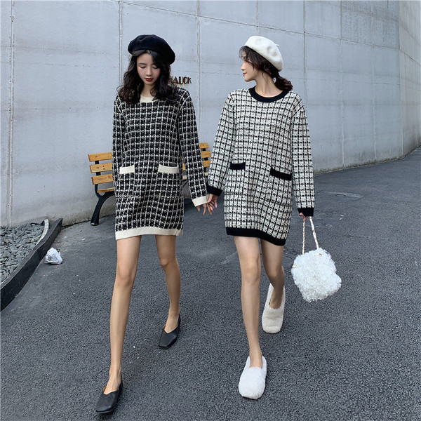 Rövid kockás ruha fehér és fekete zsebekkel