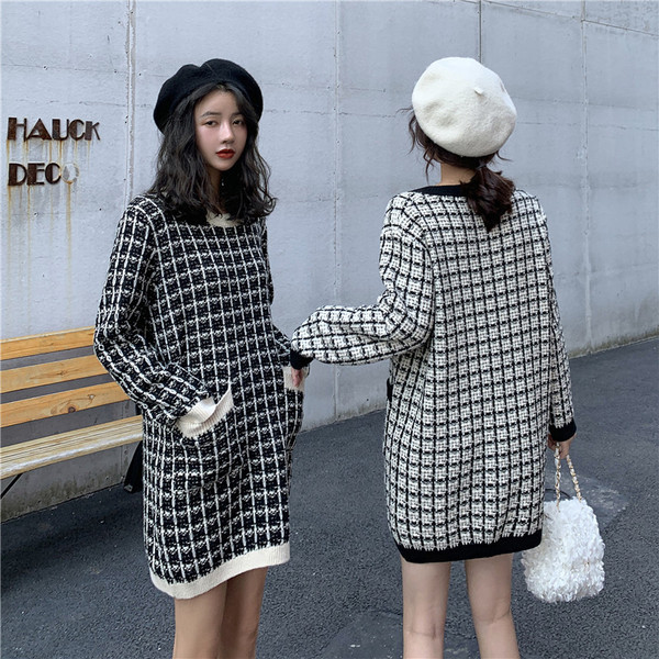 Rövid kockás ruha fehér és fekete zsebekkel