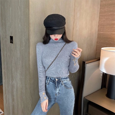 Μοντέρνο γυναικείο πουλόβερ ν με υψηλό γιακά και μεταλλική διακόσμηση σε διαφορετικά χρώματα