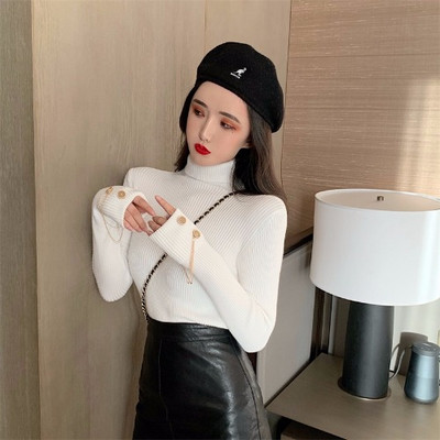 Μοντέρνο γυναικείο πουλόβερ ν με υψηλό γιακά και μεταλλική διακόσμηση σε διαφορετικά χρώματα