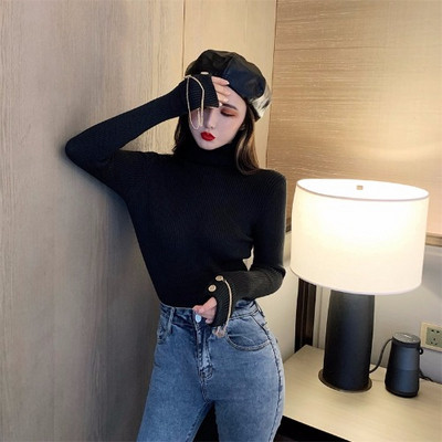 Μοντέρνο γυναικείο πουλόβερ ν με υψηλό γιακά και μεταλλική διακόσμηση σε διαφορετικά χρώματα