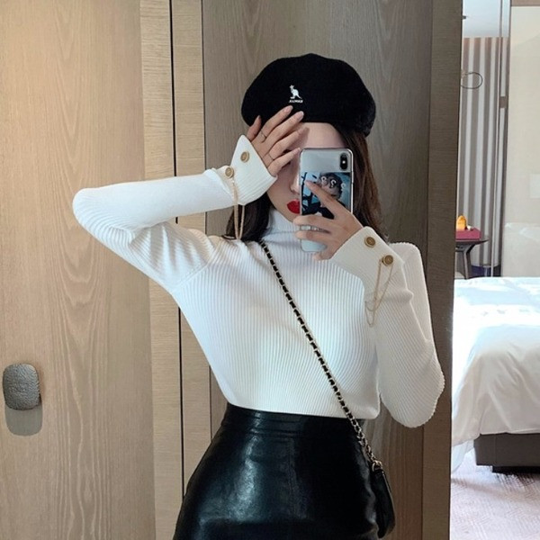 Μοντέρνο γυναικείο πουλόβερ ν με υψηλό γιακά και μεταλλική διακόσμηση σε διαφορετικά χρώματα