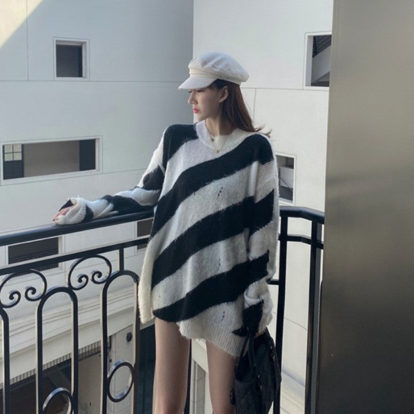 Hosszú csíkos pulóver ovális nyakkivágással - széles modell