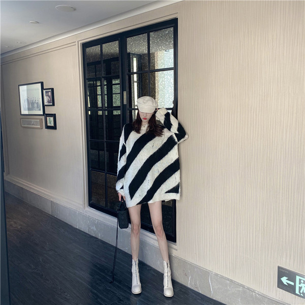 Hosszú csíkos pulóver ovális nyakkivágással - széles modell