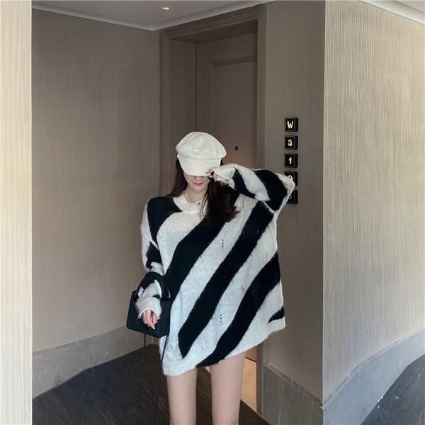 Hosszú csíkos pulóver ovális nyakkivágással - széles modell