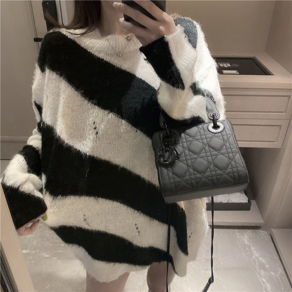 Hosszú csíkos pulóver ovális nyakkivágással - széles modell