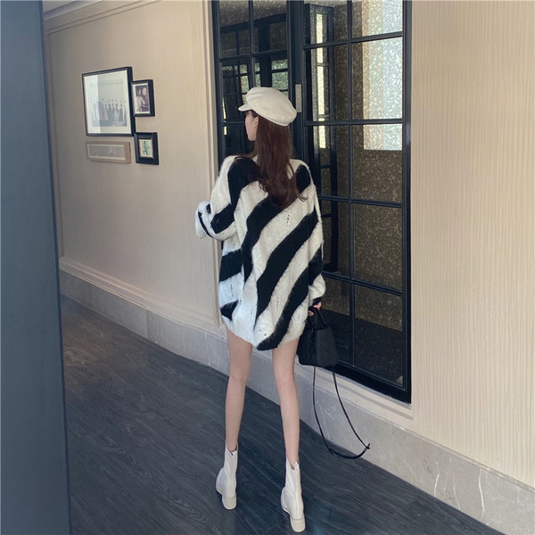 Hosszú csíkos pulóver ovális nyakkivágással - széles modell