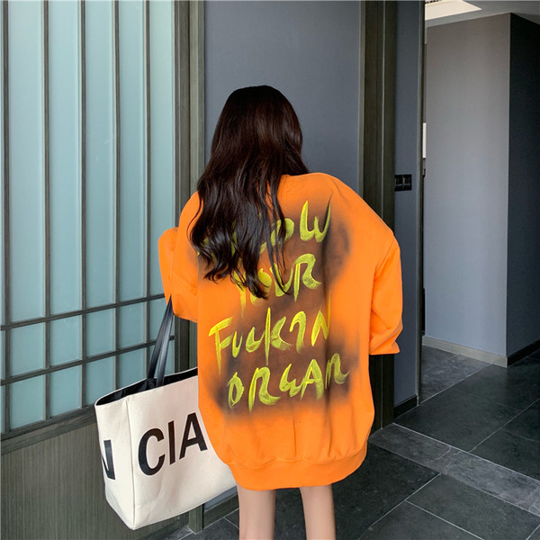 Μπλούζα φαρδύ μοντέλο με επιγραφή σε πορτοκαλί και λευκό χρώμα