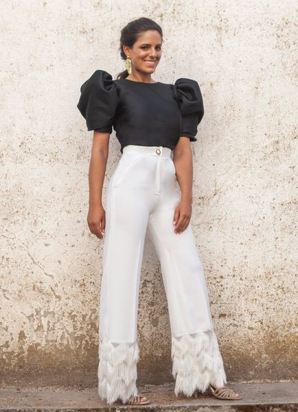 Modern női póló széles ujjal és O-nyakú sárga, fekete és fehér színben