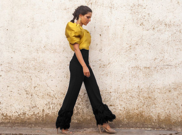 Modern női póló széles ujjal és O-nyakú sárga, fekete és fehér színben