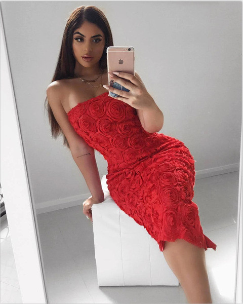 Elegáns női hosszú ruha mély nyakkivágással és cipzárral fekete és piros színben