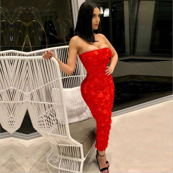 Elegáns női hosszú ruha mély nyakkivágással és cipzárral fekete és piros színben