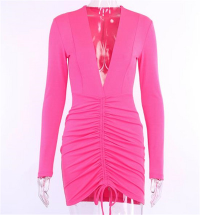 Modern női ruha mély nyakkivágással és hosszú ujjú rózsaszín színben