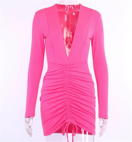 Modern női ruha mély nyakkivágással és hosszú ujjú rózsaszín színben