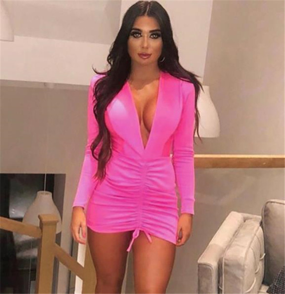 Modern női ruha mély nyakkivágással és hosszú ujjú rózsaszín színben