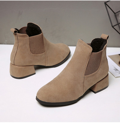 Modern női csizma öko velúrból, fekete és bézs színben