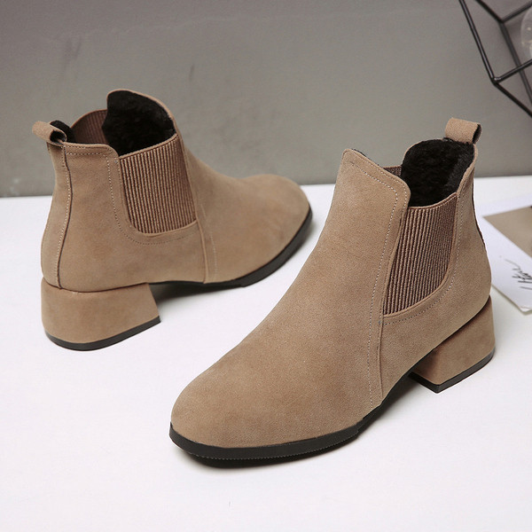 Modern női csizma öko velúrból, fekete és bézs színben