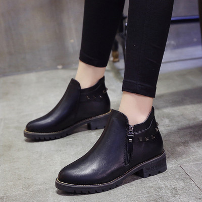 Μοντέρνες γυναικείες μπότες με τρουξ και φερμουάρ σε δύο χρώματα